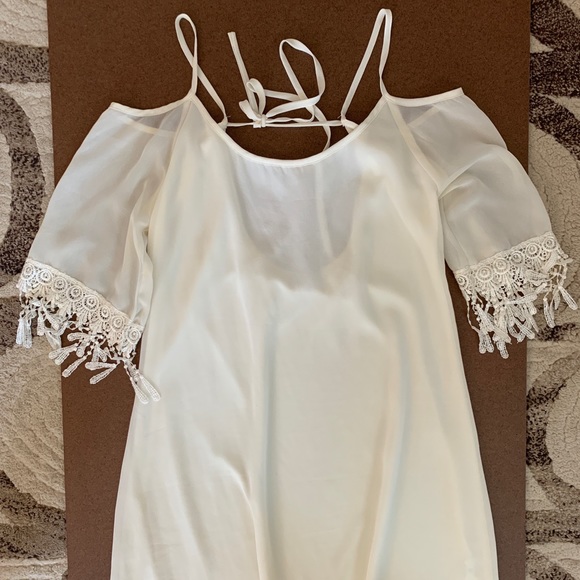 Tobi Dresses & Skirts - TOBI Ivory Chiffon Shift Dress with cold shoulders